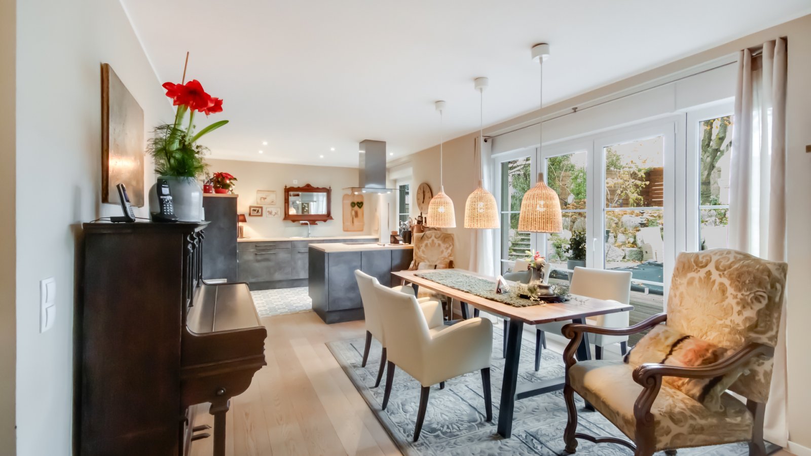 *VERKAUFT* Modernes und exklusives Wohnen in Feldradlage * mit Pool * keine Käuferprovision