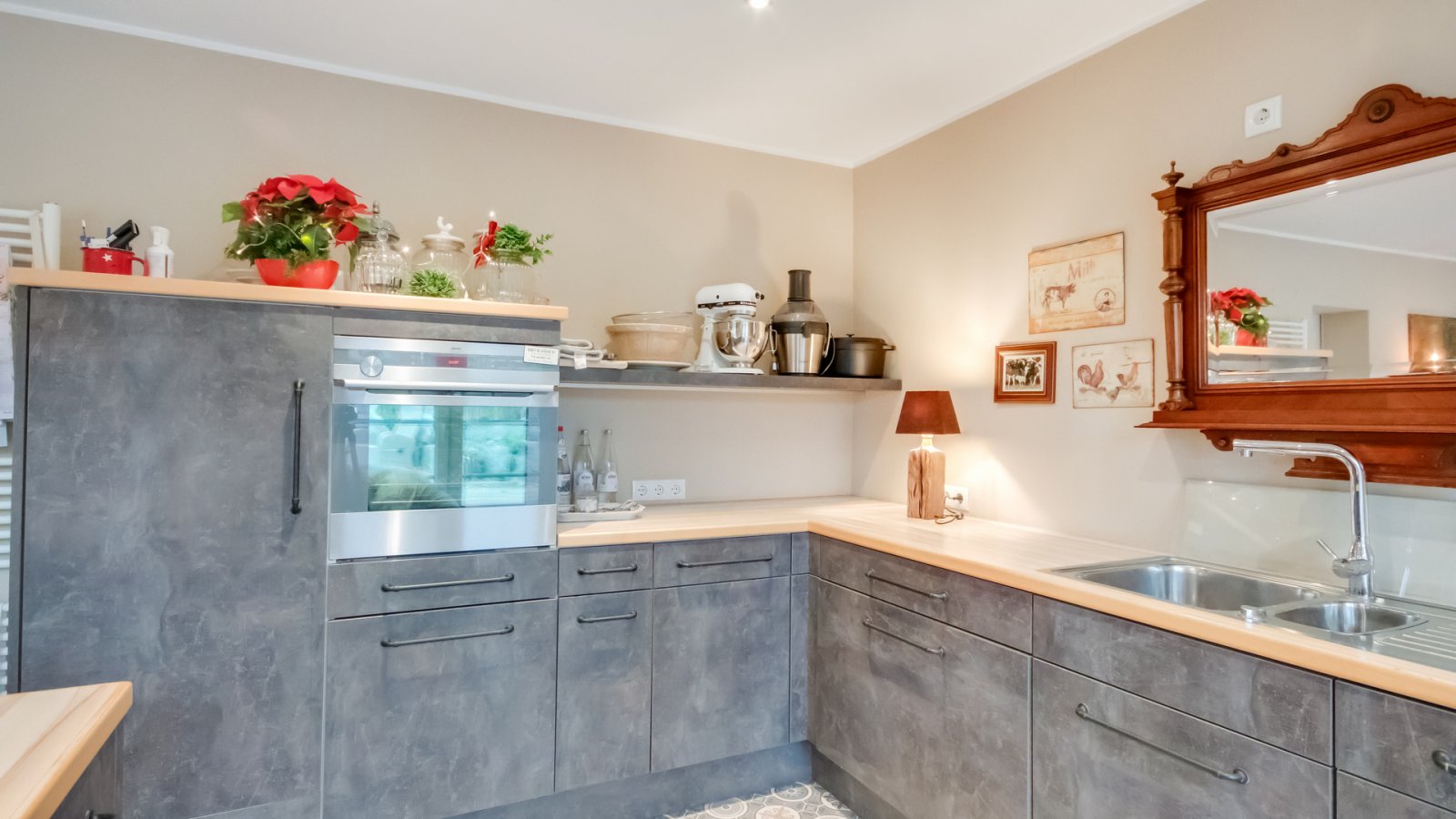 *VERKAUFT* Modernes und exklusives Wohnen in Feldradlage * mit Pool * keine Käuferprovision