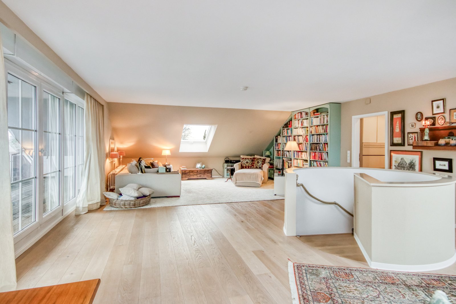 *VERKAUFT* Modernes und exklusives Wohnen in Feldradlage * mit Pool * keine Käuferprovision