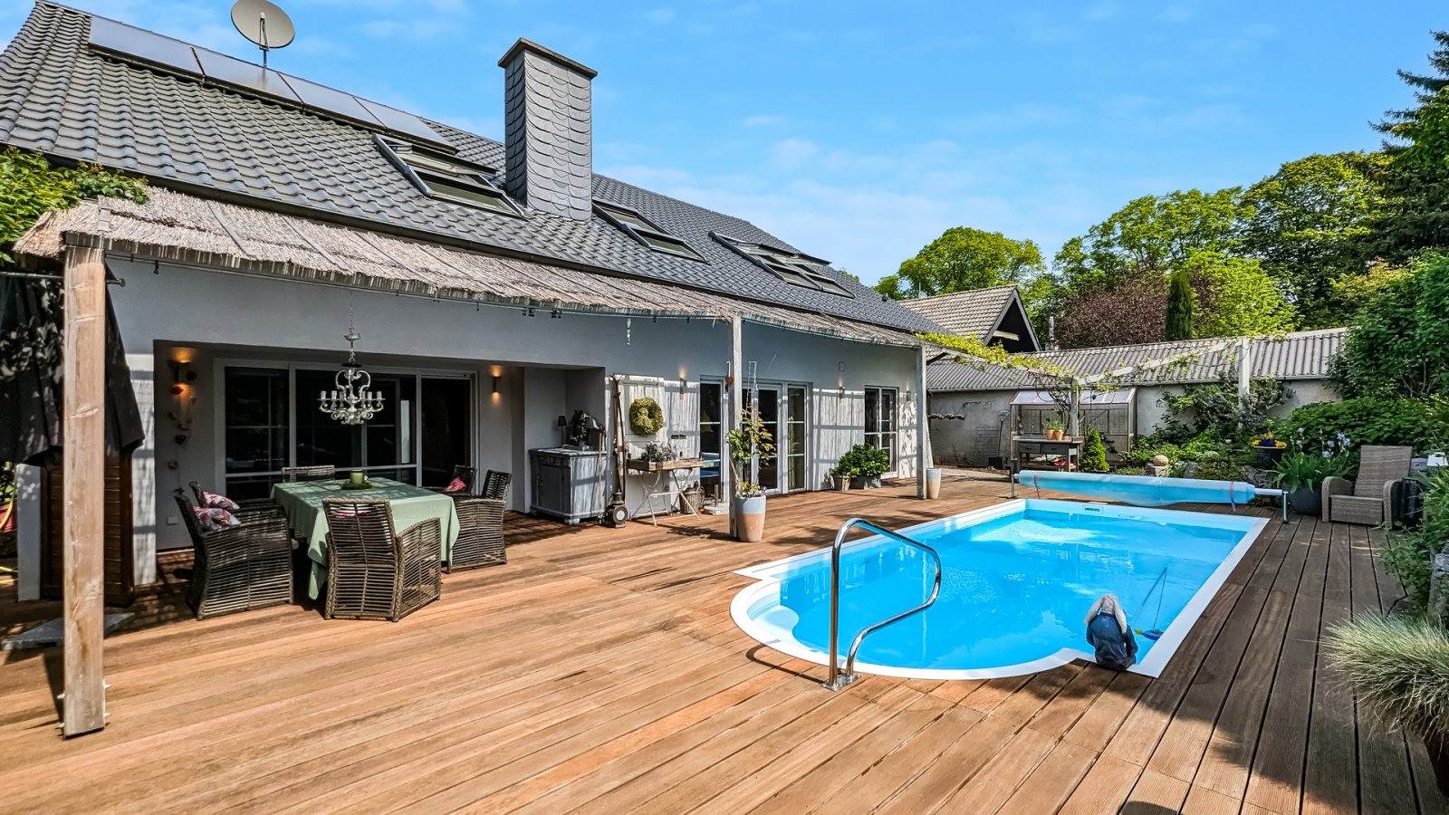 *VERKAUFT* Modernes und exklusives Wohnen in Feldradlage * mit Pool * keine Käuferprovision