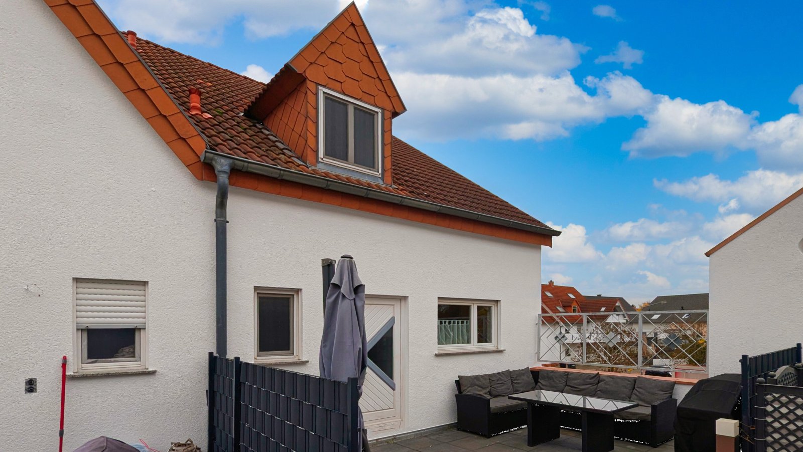 *VERKAUFT* Fast wie ein eigenes Haus * Extra-Raum unter dem Dach * Keine Käuferprovision