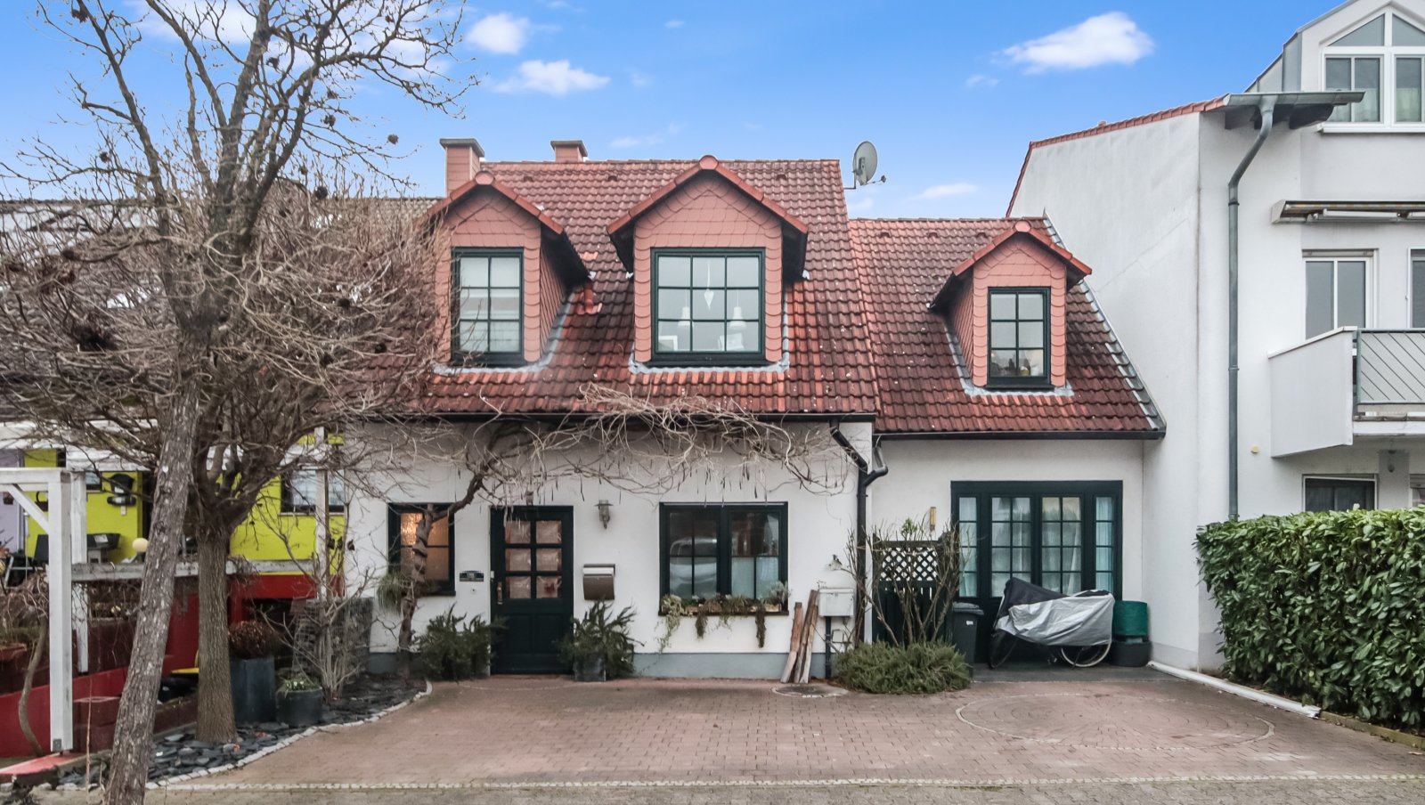 *RESERVIERT* Ihr neues Familienglück: Farbenfrohes Zuhause mit Einliegerwohnung * Keine Käuferprovision