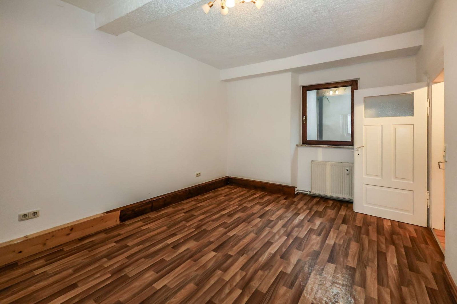 Historischer Charme trifft Entwicklungspotenzial: Zweifamilienhaus mit Nebengebäuden * Bieterverfahren