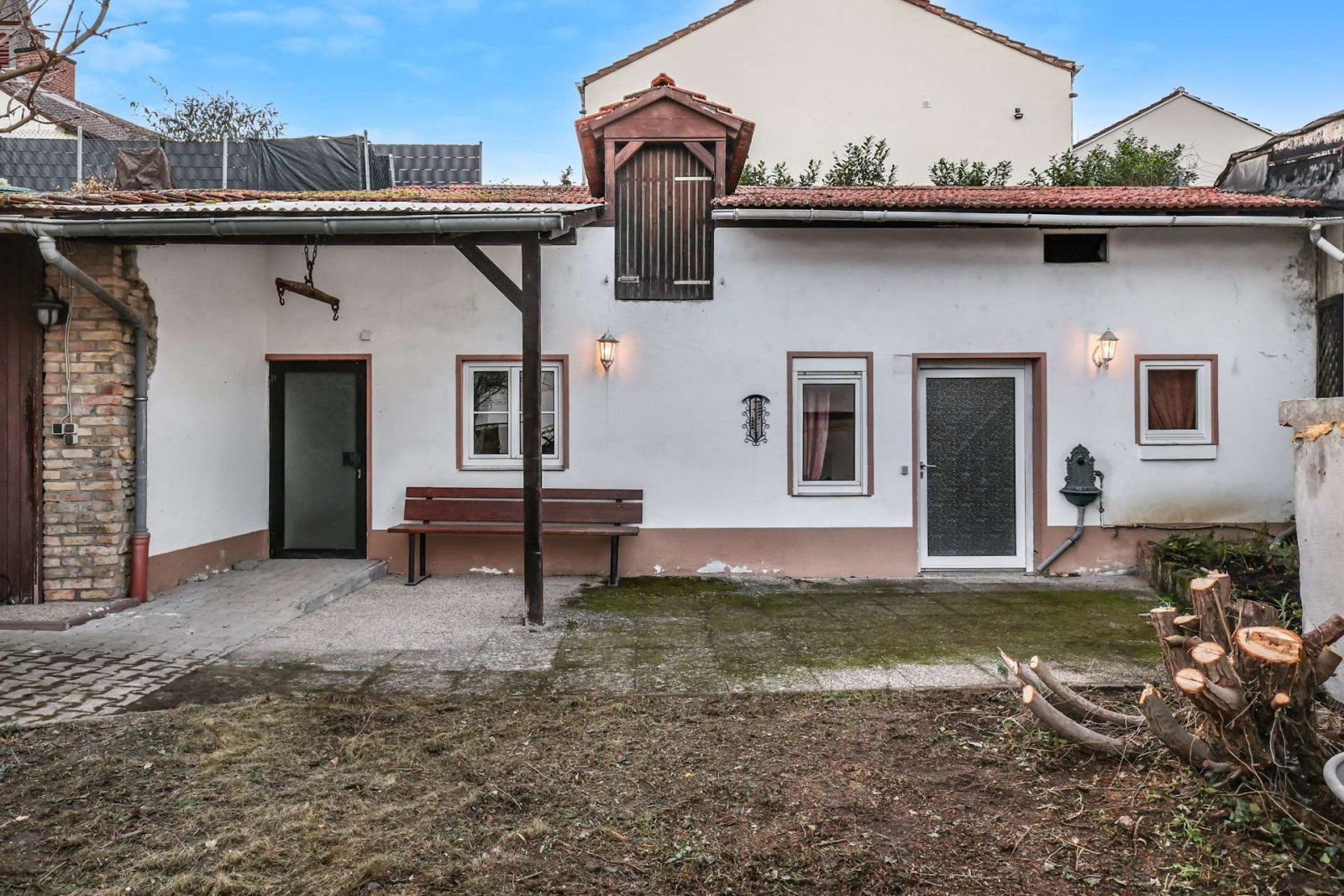 Historischer Charme trifft Entwicklungspotenzial: Zweifamilienhaus mit Nebengebäuden * Bieterverfahren