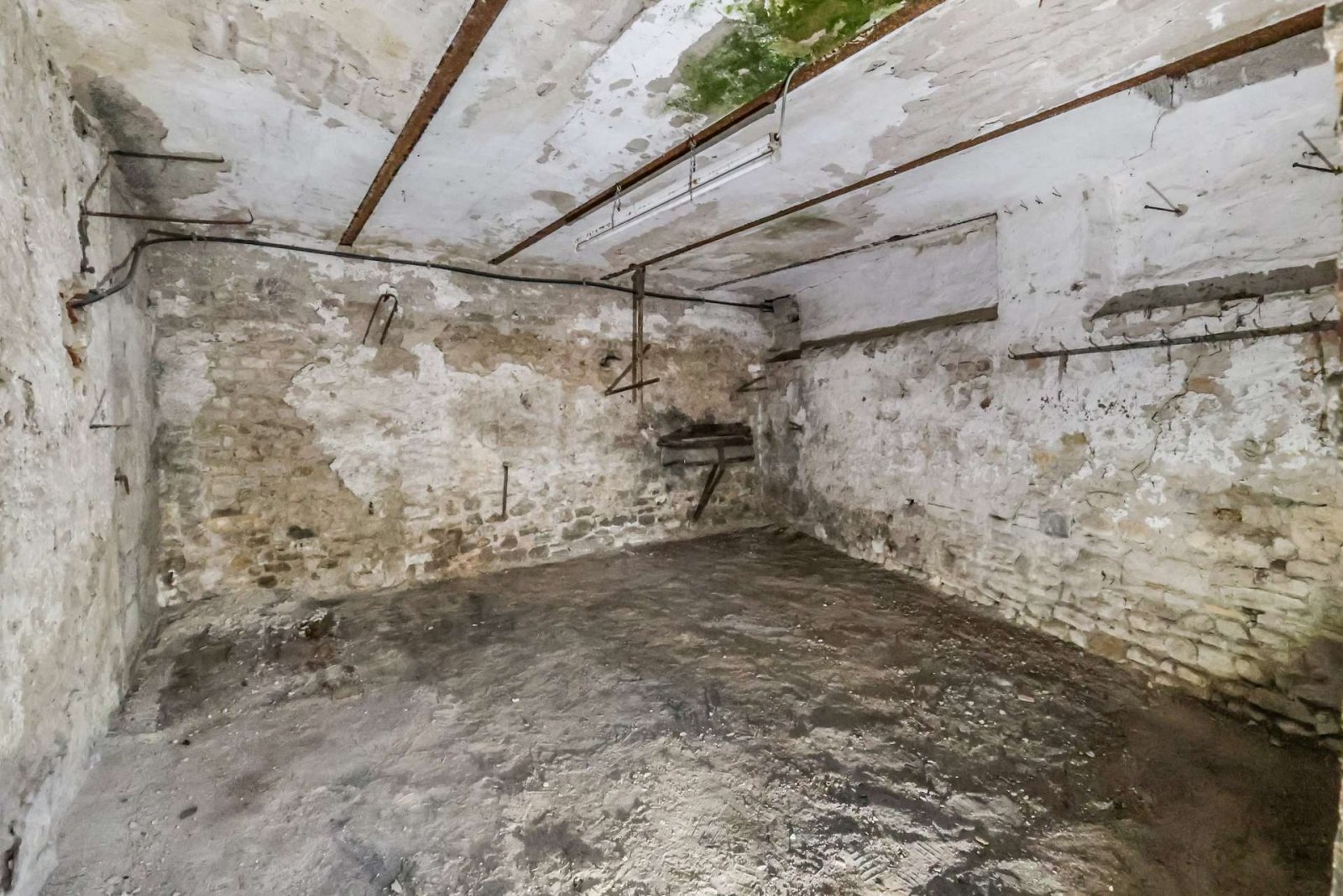 Historischer Charme trifft Entwicklungspotenzial: Zweifamilienhaus mit Nebengebäuden * Bieterverfahren