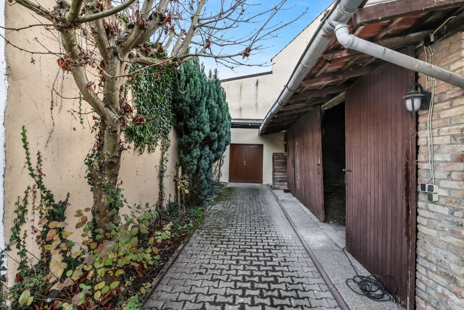 Historischer Charme trifft Entwicklungspotenzial: Zweifamilienhaus mit Nebengebäuden * Bieterverfahren