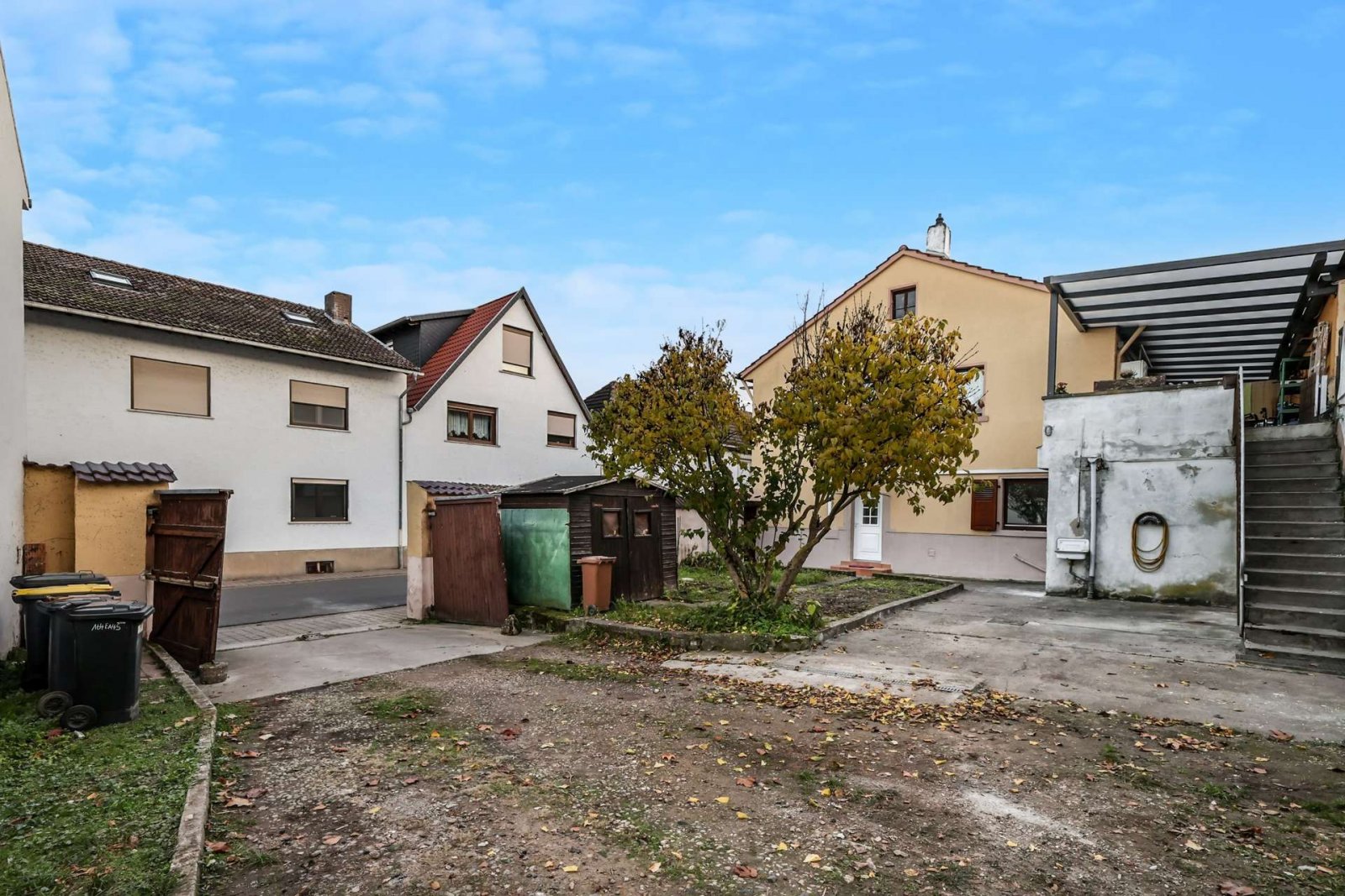 Historischer Charme trifft Entwicklungspotenzial: Zweifamilienhaus mit Nebengebäuden * Bieterverfahren