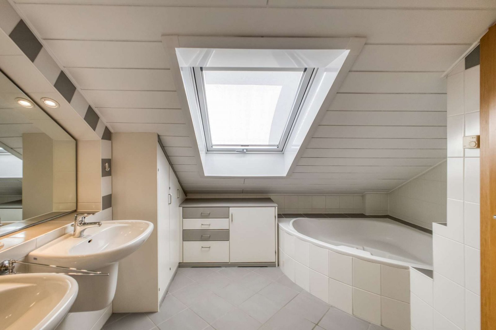 Modernes Wohnen mit Kamin, Pool und liebevoll angelegtem Garten * Keine Käuferprovision