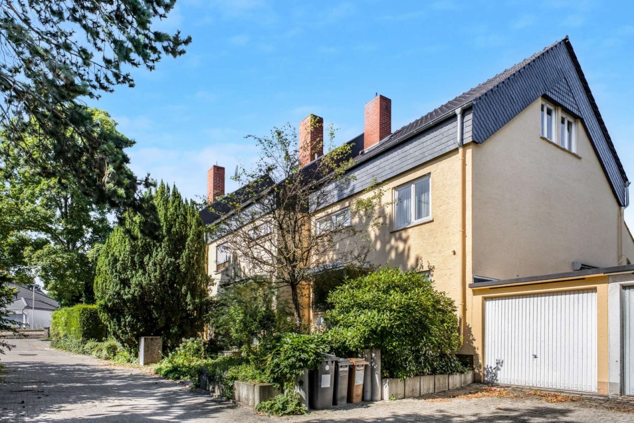 Außenansicht mit Garage Außenansicht mit Garage
