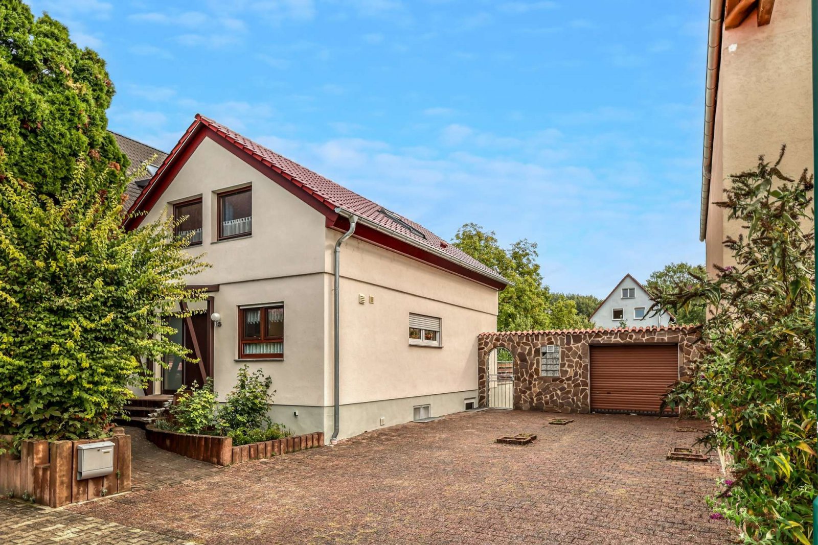Außenansicht mit Garage Außenansicht mit Garage