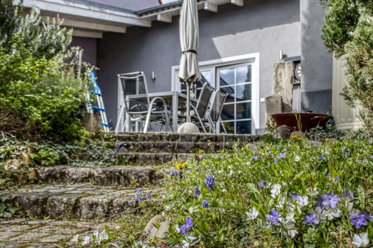 Blick zu Terrasse und Gartenhaus