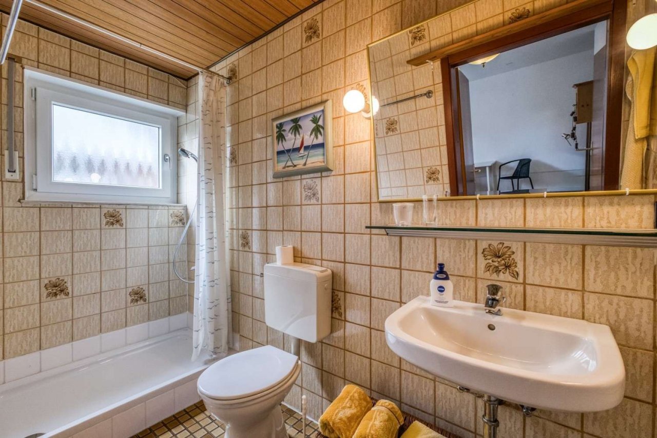 Duschbad im unteren Geschoss Duschbad im unteren Geschoss