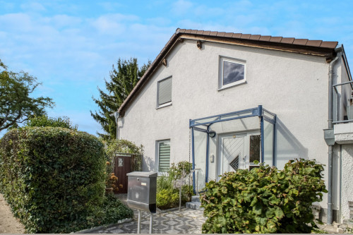 Modernes Wohnen mit Kamin, Pool und liebevoll angelegtem Garten